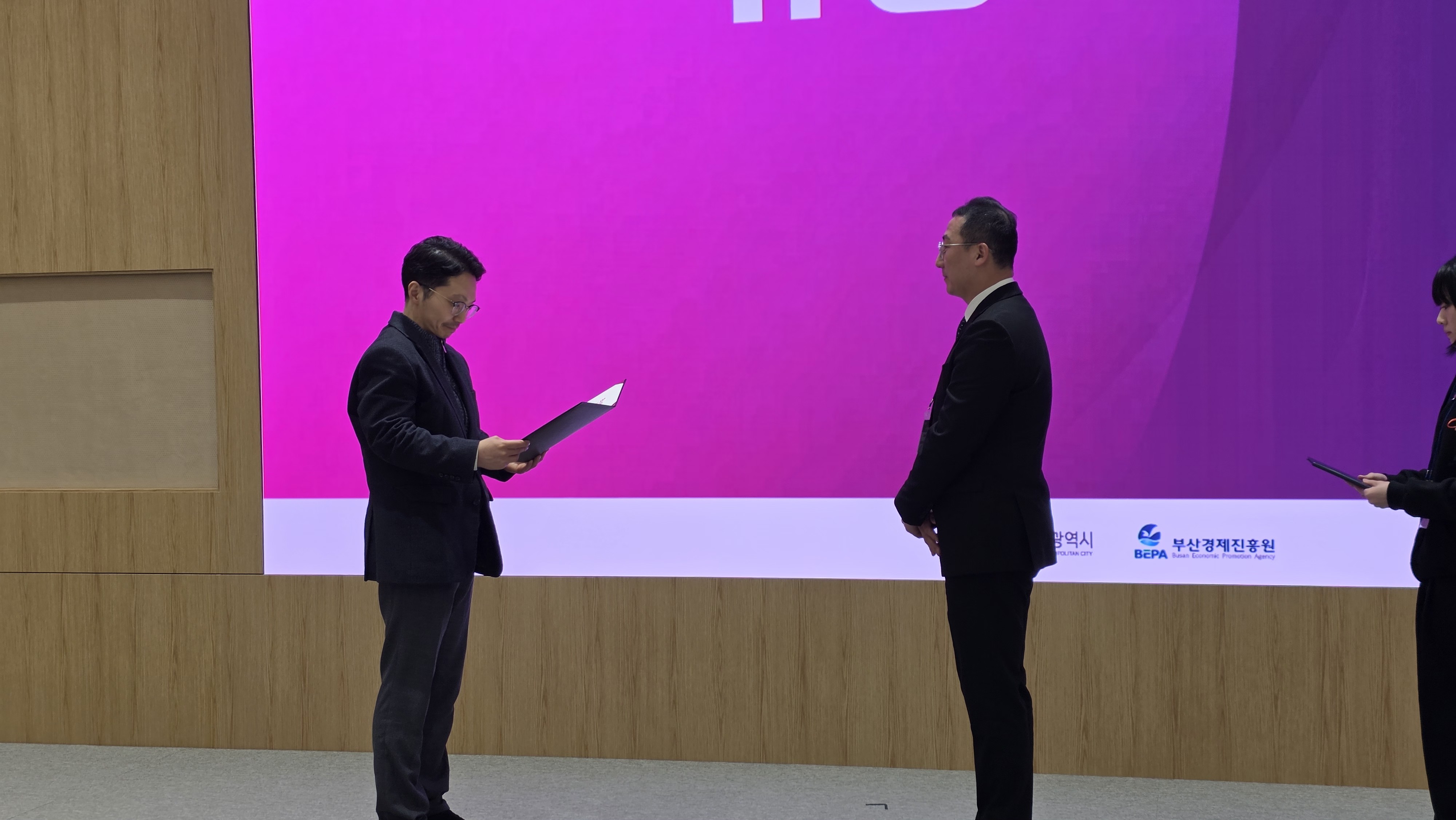 회사소개 영상 썸네일 이미지