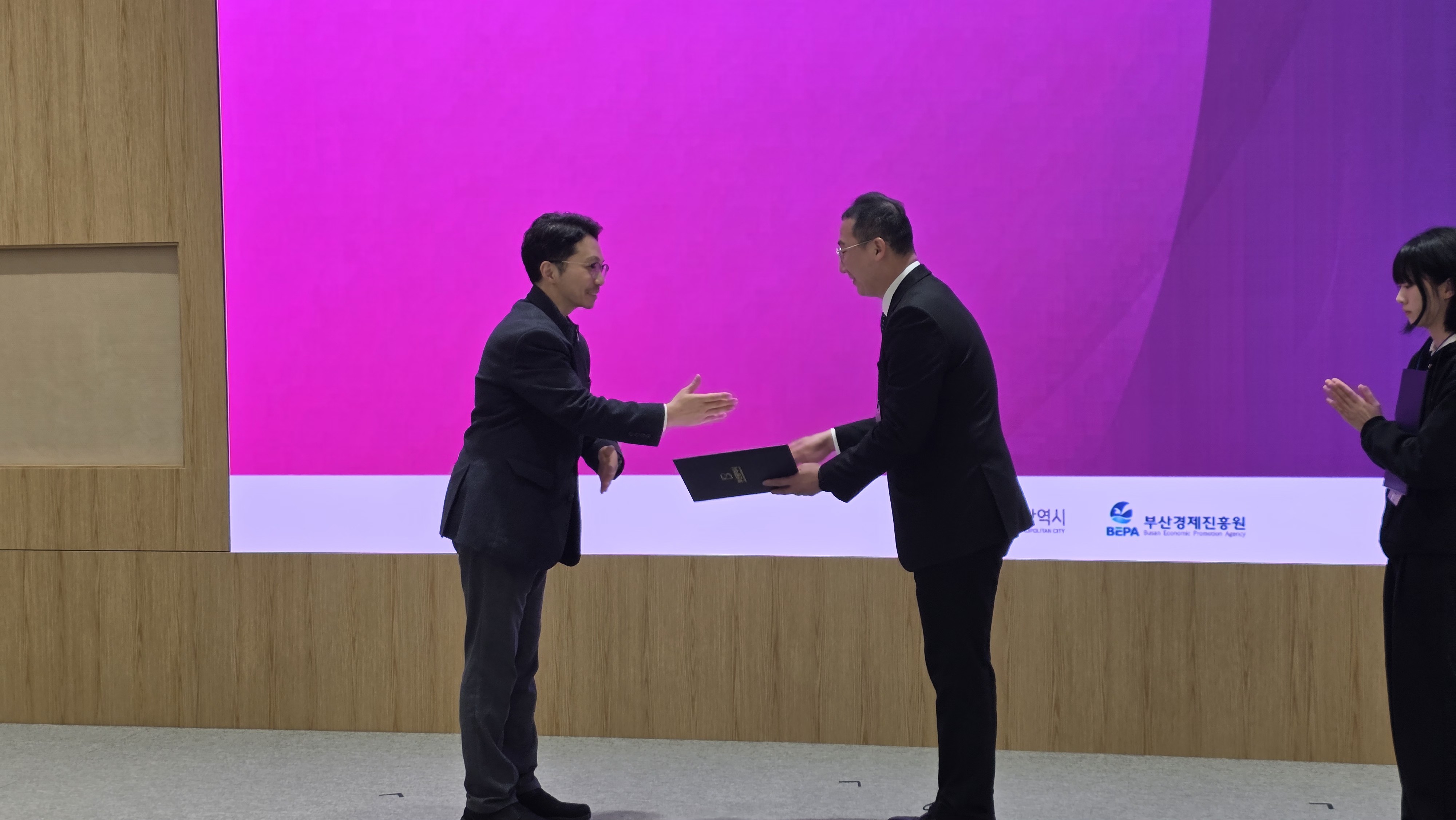 회사소개 영상 썸네일 이미지